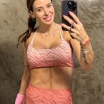 Jésica Cirio Instagram - Mi semana en 10 fotos 🫶🏻

1. Haciéndome la sexy en el espejo🪞
2. Listas para salir a pasear 🚗
3. Mi look para el evento de @janoseventos👗
4. Merienda con amigos ☕️
5. Selfie después de entrenar 💪🏻
6. Visitando @macn.oficial con Chloe 🦕
7. Conociendo a Solei 👶🏻
8. Gran compañero de conducción @polloalvarez 🎤
9. Muero de amor 🥰
10. Hay equipo @polloalvarez @gastialmada @federicoalmadaokk 🙌🏻