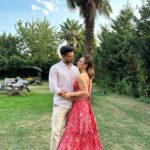 Rabia Soytürk Instagram – Başta Aslı ve Mehmet olmak üzere, Mehmete tüm yüreğiyle can veren sevgili partnerim @emre.kvlcm çok teşekkür ediyorum. Ve bizi bu yolda asla yalnız bırakmayan sevgili hocalarım @denizyuss @kocak.kubilay.asba iyi ki siz! Ve hem güldüren hem gösteren canımız görüntü yönetmenimiz @wolkyak iyi ki sen! Ve sevgili veda mektubu ekibim, arkadaşlarım bu yolda sizlerle olmak çok güzeldi. Bize bu yolda yürüme şansı veren canımız yapımcımız @guloguz_  çok sevgiler. Bizim hikayemiz bitti 🥲 hoşçakalın… @vedamektubudizi
