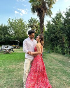 Rabia Soytürk Instagram - Başta Aslı ve Mehmet olmak üzere, Mehmete tüm yüreğiyle can veren sevgili partnerim @emre.kvlcm çok teşekkür ediyorum. Ve bizi bu yolda asla yalnız bırakmayan sevgili hocalarım @denizyuss @kocak.kubilay.asba iyi ki siz! Ve hem güldüren hem gösteren canımız görüntü yönetmenimiz @wolkyak iyi ki sen! Ve sevgili veda mektubu ekibim, arkadaşlarım bu yolda sizlerle olmak çok güzeldi. Bize bu yolda yürüme şansı veren canımız yapımcımız @guloguz_  çok sevgiler. Bizim hikayemiz bitti 🥲 hoşçakalın… @vedamektubudizi