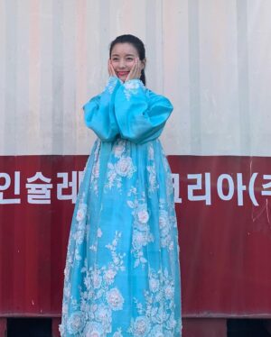 Han Hyo-joo Instagram - 봉석이 엄마
최연소 수석 안기부 요원 이미현
김두식씨
엄마 옷 입은 봉석이
퇴근길
인천 앞바다의 반댓말은 인천엄마다 
그 해 벚꽃 🌸

#MOVING