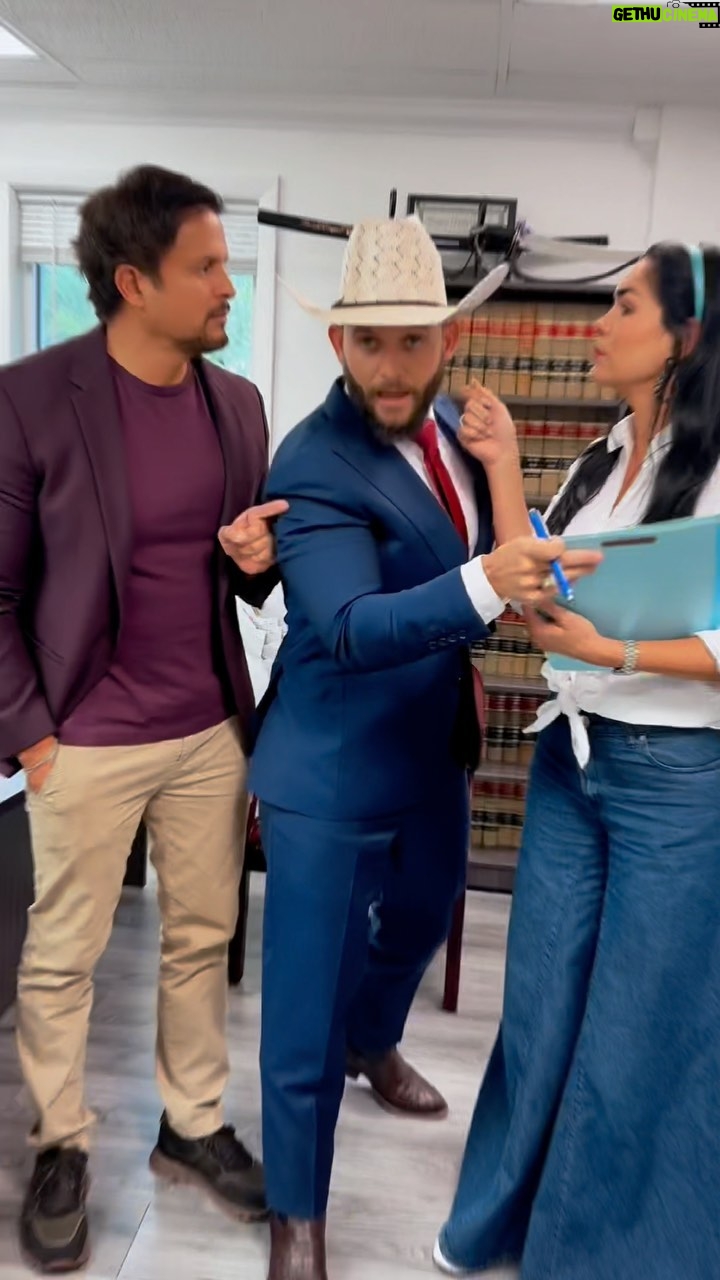 Scarlet Ortiz Instagram - El que oye consejos… ajá! Algo así sucede en la vida real con los seguros así que no pierdas tiempo y llama a tu abogado @robertdominguez #abogadodeaccidentes #abogados #accidentedeauto #accidentelaboral #choque #accident #accidentattorney #robertdominguez