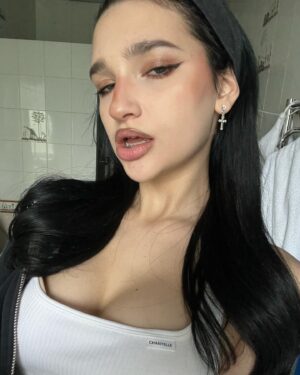 Liza Anokhina Instagram - Вика Амораева