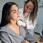 Scarlet Ortiz Instagram - ¿Cuidas tu cuello como lo haces con tu cara?

El envejecimiento se nota en el rostro con arrugas en la frente, patas de gallo y líneas de expresión. El Botox puede suavizar estas arrugas y también se puede usar en el cuello para el mismo propósito.

El desgaste del músculo platisma produce el envejecimiento del cuello, que crea bandas platismales, las cuales se vuelven más notorias con el tiempo y pueden dar la apariencia de piel flácida.

El Botox puede suavizar estas arrugas y líneas de expresión en el cuello, al igual que en el rostro limitando el movimiento del músculo platisma. Una vez relajado hace que el cuello se vea mucho más joven.

Además, como ya no hay bandas visibles ni contracciones involuntarias, el cuello también parece más tenso. Este efecto también ayuda indirectamente con la apariencia de la papada y la línea de la mandíbula.

Es apto para cualquier persona que quiera deshacerse de las líneas verticales y horizontales que aparecen en el cuello o de manera preventiva.

Y tú, ¿qué esperas para rejuvenecer tu cuello?

#Senses #botox #Caracas #Venezuela #Spa #Estética #Cuello #Belleza #rejuvenecimiento