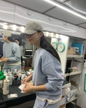 Han Hyo-joo Instagram - 봉석이 엄마
최연소 수석 안기부 요원 이미현
김두식씨
엄마 옷 입은 봉석이
퇴근길
인천 앞바다의 반댓말은 인천엄마다 
그 해 벚꽃 🌸

#MOVING