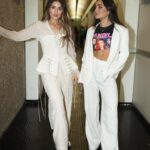 Daniela Calle Instagram - Primera vez cantando Dime en vivo en el Auditorio nacional en los KCA ❤️‍🔥🤯

2.orange carpet 
3.backstage feliz después de cantar
4.con mi partner in crime/love🏹 con una camisa que me hizo 🙈🙊 jaja 
5.antes de entrar al escenario👾
6.alfombra 2.0
7.backstage 2.0
8.sound check 👌🏼
9.getting ready   desorden 
10.por ultimo antes de salir con el que siempre me salva🙏🏼

Ahora me reporto alistándome para ir a ver a Taylor 🏹❤️‍🔥