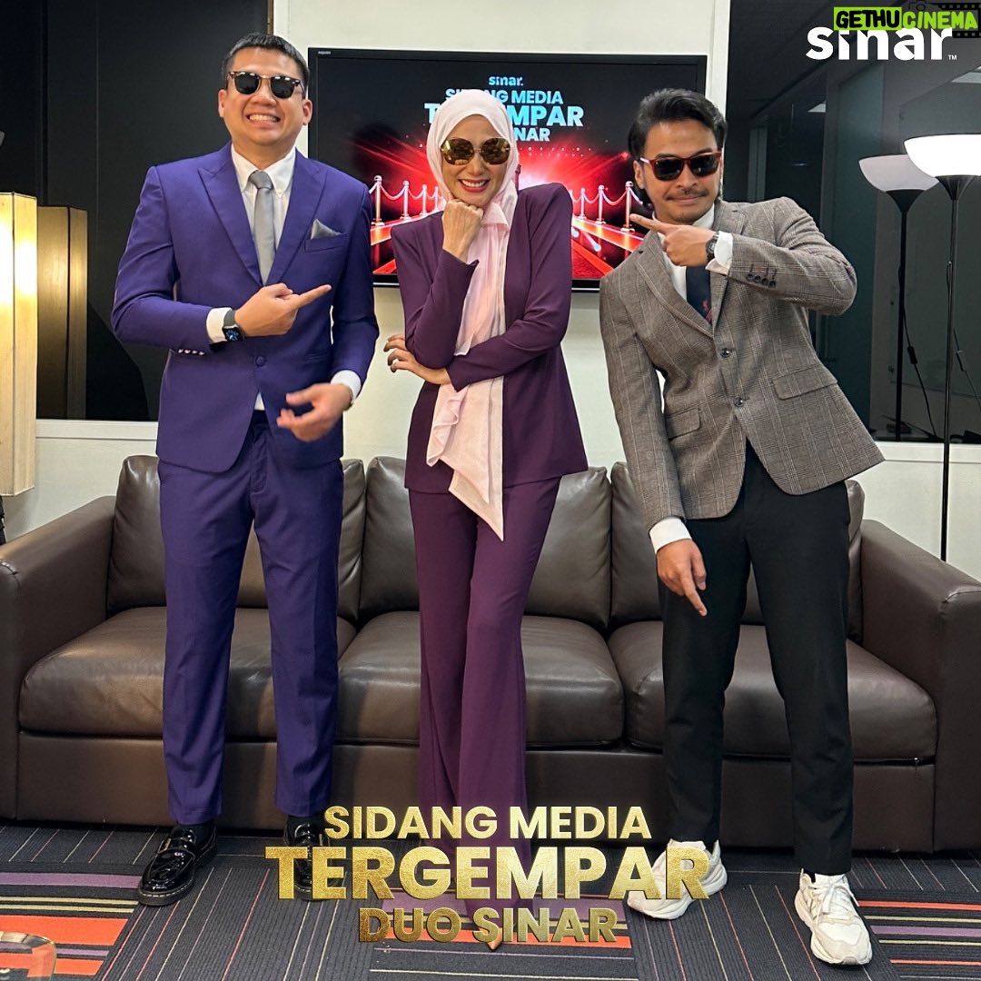 Erra Fazira Instagram - Dah terjawab semuanya! Akhirnya Erra Fazira dah jumpa jodoh 😍 Duo SINAR 🙌🏻
Lepas ni lagi meriahlah petang anda tau 😉 Dengarkan Duo SINAR bersama Erra Fazira, Hefny & Falyq setiap hari Isnin-Jumaat jam 3-7petang!
#DuoSINAR
#DuoSINARBersamaErraFazira
#SidangMediaTergemparDuoSINAR