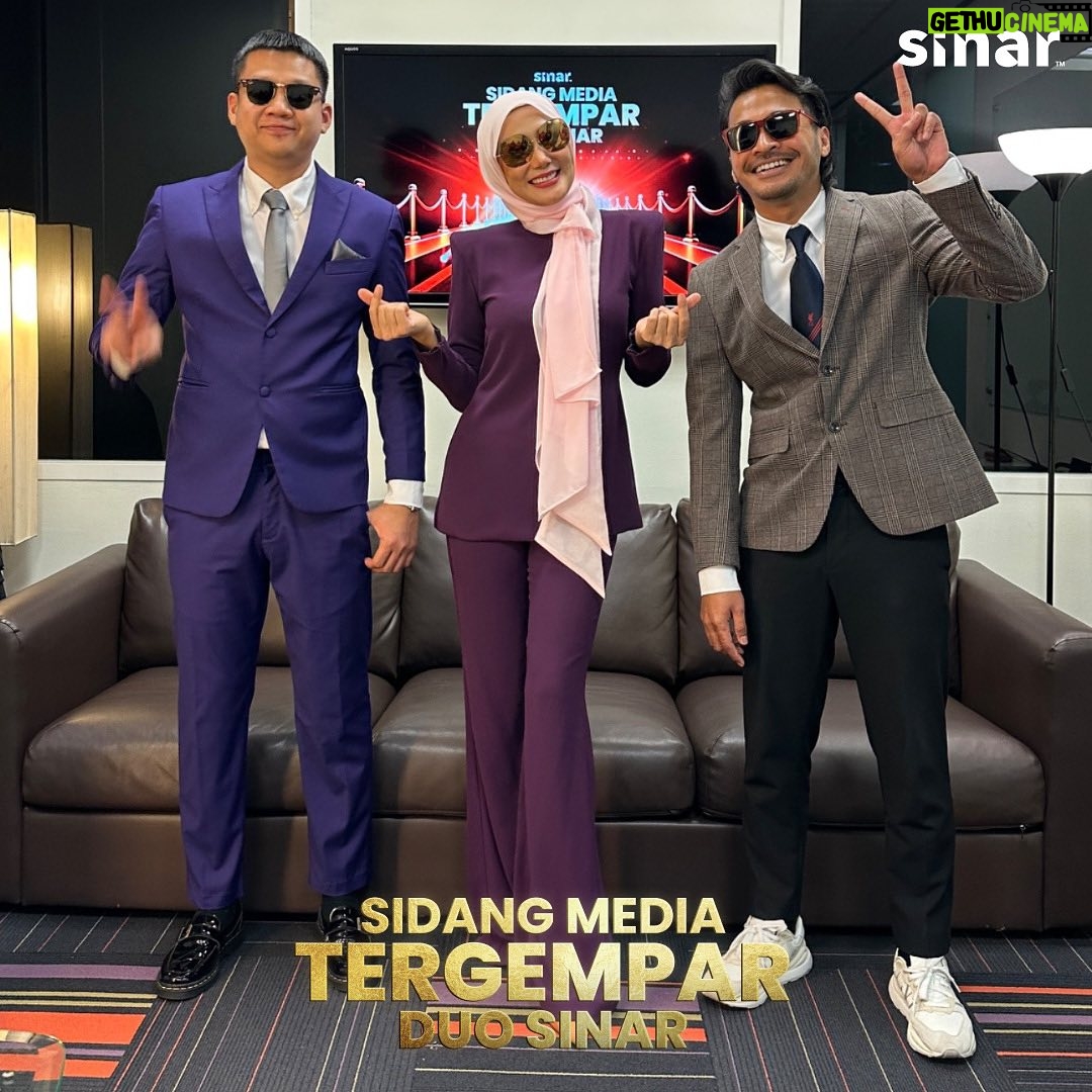Erra Fazira Instagram - Dah terjawab semuanya! Akhirnya Erra Fazira dah jumpa jodoh 😍 Duo SINAR 🙌🏻
Lepas ni lagi meriahlah petang anda tau 😉 Dengarkan Duo SINAR bersama Erra Fazira, Hefny & Falyq setiap hari Isnin-Jumaat jam 3-7petang!
#DuoSINAR
#DuoSINARBersamaErraFazira
#SidangMediaTergemparDuoSINAR