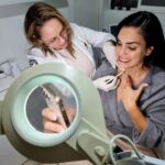 Scarlet Ortiz Instagram - ¿Cuidas tu cuello como lo haces con tu cara?

El envejecimiento se nota en el rostro con arrugas en la frente, patas de gallo y líneas de expresión. El Botox puede suavizar estas arrugas y también se puede usar en el cuello para el mismo propósito.

El desgaste del músculo platisma produce el envejecimiento del cuello, que crea bandas platismales, las cuales se vuelven más notorias con el tiempo y pueden dar la apariencia de piel flácida.

El Botox puede suavizar estas arrugas y líneas de expresión en el cuello, al igual que en el rostro limitando el movimiento del músculo platisma. Una vez relajado hace que el cuello se vea mucho más joven.

Además, como ya no hay bandas visibles ni contracciones involuntarias, el cuello también parece más tenso. Este efecto también ayuda indirectamente con la apariencia de la papada y la línea de la mandíbula.

Es apto para cualquier persona que quiera deshacerse de las líneas verticales y horizontales que aparecen en el cuello o de manera preventiva.

Y tú, ¿qué esperas para rejuvenecer tu cuello?

#Senses #botox #Caracas #Venezuela #Spa #Estética #Cuello #Belleza #rejuvenecimiento