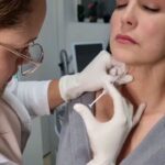 Scarlet Ortiz Instagram - ¿Cuidas tu cuello como lo haces con tu cara?

El envejecimiento se nota en el rostro con arrugas en la frente, patas de gallo y líneas de expresión. El Botox puede suavizar estas arrugas y también se puede usar en el cuello para el mismo propósito.

El desgaste del músculo platisma produce el envejecimiento del cuello, que crea bandas platismales, las cuales se vuelven más notorias con el tiempo y pueden dar la apariencia de piel flácida.

El Botox puede suavizar estas arrugas y líneas de expresión en el cuello, al igual que en el rostro limitando el movimiento del músculo platisma. Una vez relajado hace que el cuello se vea mucho más joven.

Además, como ya no hay bandas visibles ni contracciones involuntarias, el cuello también parece más tenso. Este efecto también ayuda indirectamente con la apariencia de la papada y la línea de la mandíbula.

Es apto para cualquier persona que quiera deshacerse de las líneas verticales y horizontales que aparecen en el cuello o de manera preventiva.

Y tú, ¿qué esperas para rejuvenecer tu cuello?

#Senses #botox #Caracas #Venezuela #Spa #Estética #Cuello #Belleza #rejuvenecimiento