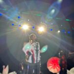Daniela Calle Instagram - Primera vez cantando Dime en vivo en el Auditorio nacional en los KCA ❤️‍🔥🤯

2.orange carpet 
3.backstage feliz después de cantar
4.con mi partner in crime/love🏹 con una camisa que me hizo 🙈🙊 jaja 
5.antes de entrar al escenario👾
6.alfombra 2.0
7.backstage 2.0
8.sound check 👌🏼
9.getting ready   desorden 
10.por ultimo antes de salir con el que siempre me salva🙏🏼

Ahora me reporto alistándome para ir a ver a Taylor 🏹❤️‍🔥