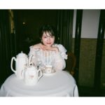 Minami Hamabe Instagram - 今年も焼肉の日を無事に迎えることができました🍋
22歳も楽しいことばかりで、ずっとずっと大笑いしていた気がします…
とはいえ反省することばかりですが、落ち込むべきときには深くまで考え、反省を活かしてより一層前を向いて進んで行こうと思います🍋
日頃よりあたたかく応援してくださっている皆様、本当にありがとうございます🍋

人間ドックを今年中に初受診することを私生活とお仕事を元気に過ごす為の目標とすることにいたしました🍋健康第一、
焼肉は、ユッケが一番好きです🍋
犬は、ポメラニアンが好みです🍋
チョコレートは冷蔵庫に入れるのが好きです🍋
浮腫はふくらはぎに全て溜まります🍋

『らんまん』が皆様に愛される作品となり何よりも幸せでございます🍋
最後までよろしくお願いいたします🍋

1枚目は『らんまん』菊くらべで登場していた大輪の菊たち
2枚目は前後にしっかり除菌した壁に溶ける寿恵子
3枚目は東宝カレンダー
4枚目5枚目は、フォルダに入っていた、いい写真