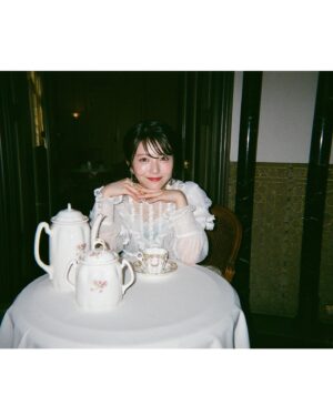 Minami Hamabe Instagram - 今年も焼肉の日を無事に迎えることができました🍋
22歳も楽しいことばかりで、ずっとずっと大笑いしていた気がします…
とはいえ反省することばかりですが、落ち込むべきときには深くまで考え、反省を活かしてより一層前を向いて進んで行こうと思います🍋
日頃よりあたたかく応援してくださっている皆様、本当にありがとうございます🍋

人間ドックを今年中に初受診することを私生活とお仕事を元気に過ごす為の目標とすることにいたしました🍋健康第一、
焼肉は、ユッケが一番好きです🍋
犬は、ポメラニアンが好みです🍋
チョコレートは冷蔵庫に入れるのが好きです🍋
浮腫はふくらはぎに全て溜まります🍋

『らんまん』が皆様に愛される作品となり何よりも幸せでございます🍋
最後までよろしくお願いいたします🍋

1枚目は『らんまん』菊くらべで登場していた大輪の菊たち
2枚目は前後にしっかり除菌した壁に溶ける寿恵子
3枚目は東宝カレンダー
4枚目5枚目は、フォルダに入っていた、いい写真