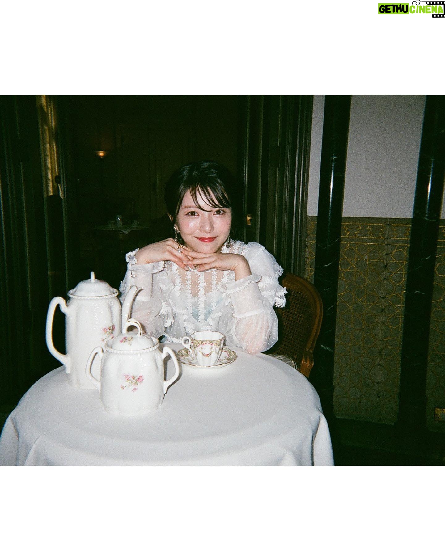 Minami Hamabe - 179K Likes - 今年も焼肉の日を無事に迎えることができました🍋
22歳も楽しいことばかりで、ずっとずっと大笑いしていた気がします…
とはいえ反省することばかりですが、落ち込むべきときには深くまで考え、反省を活かしてより一層前を向いて進んで行こうと思います🍋
日頃よりあたたかく応援してくださっている皆様、本当にありがとうございます🍋
人間ドックを今年中に初受診することを私生活とお仕事を元気に過ごす為の目標とすることにいたしました🍋健康第一、
焼肉は、ユッケが一番好きです🍋
犬は、ポメラニアンが好みです🍋
チョコレートは冷蔵庫に入れるのが好きです🍋
浮腫はふくらはぎに全て溜まります🍋
『らんまん』が皆様に愛される作品となり何よりも幸せでございます🍋
最後までよろしくお願いいたします🍋
1枚目は『らんまん』菊くらべで登場していた大輪の菊たち
2枚目は前後にしっかり除菌した壁に溶ける寿恵子
3枚目は東宝カレンダー
4枚目5枚目は、フォルダに入っていた、いい写真