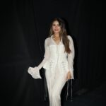 Daniela Calle Instagram - Primera vez cantando Dime en vivo en el Auditorio nacional en los KCA ❤️‍🔥🤯

2.orange carpet 
3.backstage feliz después de cantar
4.con mi partner in crime/love🏹 con una camisa que me hizo 🙈🙊 jaja 
5.antes de entrar al escenario👾
6.alfombra 2.0
7.backstage 2.0
8.sound check 👌🏼
9.getting ready   desorden 
10.por ultimo antes de salir con el que siempre me salva🙏🏼

Ahora me reporto alistándome para ir a ver a Taylor 🏹❤️‍🔥