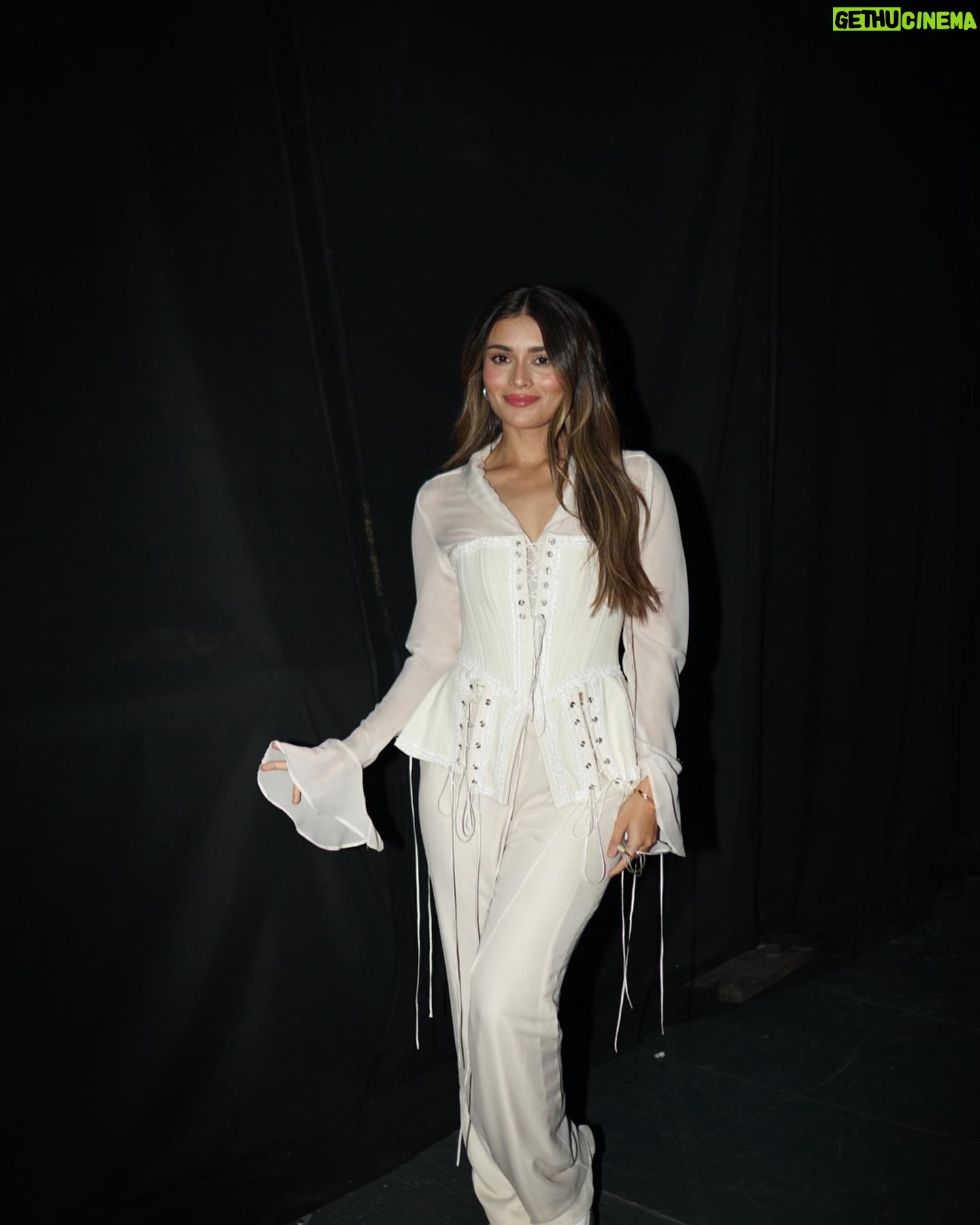 Daniela Calle Instagram - Primera vez cantando Dime en vivo en el Auditorio nacional en los KCA ❤️🔥🤯
2.orange carpet
3.backstage feliz después de cantar
4.con mi partner in crime/love🏹 con una camisa que me hizo 🙈🙊 jaja
5.antes de entrar al escenario👾
6.alfombra 2.0
7.backstage 2.0
8.sound check 👌🏼
9.getting ready desorden
10.por ultimo antes de salir con el que siempre me salva🙏🏼
Ahora me reporto alistándome para ir a ver a Taylor 🏹❤️🔥