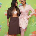 Daniela Calle Instagram - Primera vez cantando Dime en vivo en el Auditorio nacional en los KCA ❤️‍🔥🤯

2.orange carpet 
3.backstage feliz después de cantar
4.con mi partner in crime/love🏹 con una camisa que me hizo 🙈🙊 jaja 
5.antes de entrar al escenario👾
6.alfombra 2.0
7.backstage 2.0
8.sound check 👌🏼
9.getting ready   desorden 
10.por ultimo antes de salir con el que siempre me salva🙏🏼

Ahora me reporto alistándome para ir a ver a Taylor 🏹❤️‍🔥