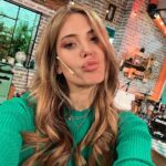 Jésica Cirio Instagram - UN DÍA CONMIGO EN LA PEÑA🌟
1. Selfieeeeee en el piso 🫶🏼
2. Selfie x2
3. Momento camarín
4. Look ✨ @agustina.sar @rickysarkany @cocotdufour 
5. Lo bien que la pasamos @geobarbarossa @okarielrodriguez 
6. El mejor @robertoedgar01 
7. Preciosaaaaa @sanmihanovich 
8. En el corte 💖
9. Luces, cámara y acción 😇 @geobarbarossa 
10. Asadito 🍖