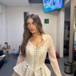 Daniela Calle Instagram - Primera vez cantando Dime en vivo en el Auditorio nacional en los KCA ❤️‍🔥🤯

2.orange carpet 
3.backstage feliz después de cantar
4.con mi partner in crime/love🏹 con una camisa que me hizo 🙈🙊 jaja 
5.antes de entrar al escenario👾
6.alfombra 2.0
7.backstage 2.0
8.sound check 👌🏼
9.getting ready   desorden 
10.por ultimo antes de salir con el que siempre me salva🙏🏼

Ahora me reporto alistándome para ir a ver a Taylor 🏹❤️‍🔥