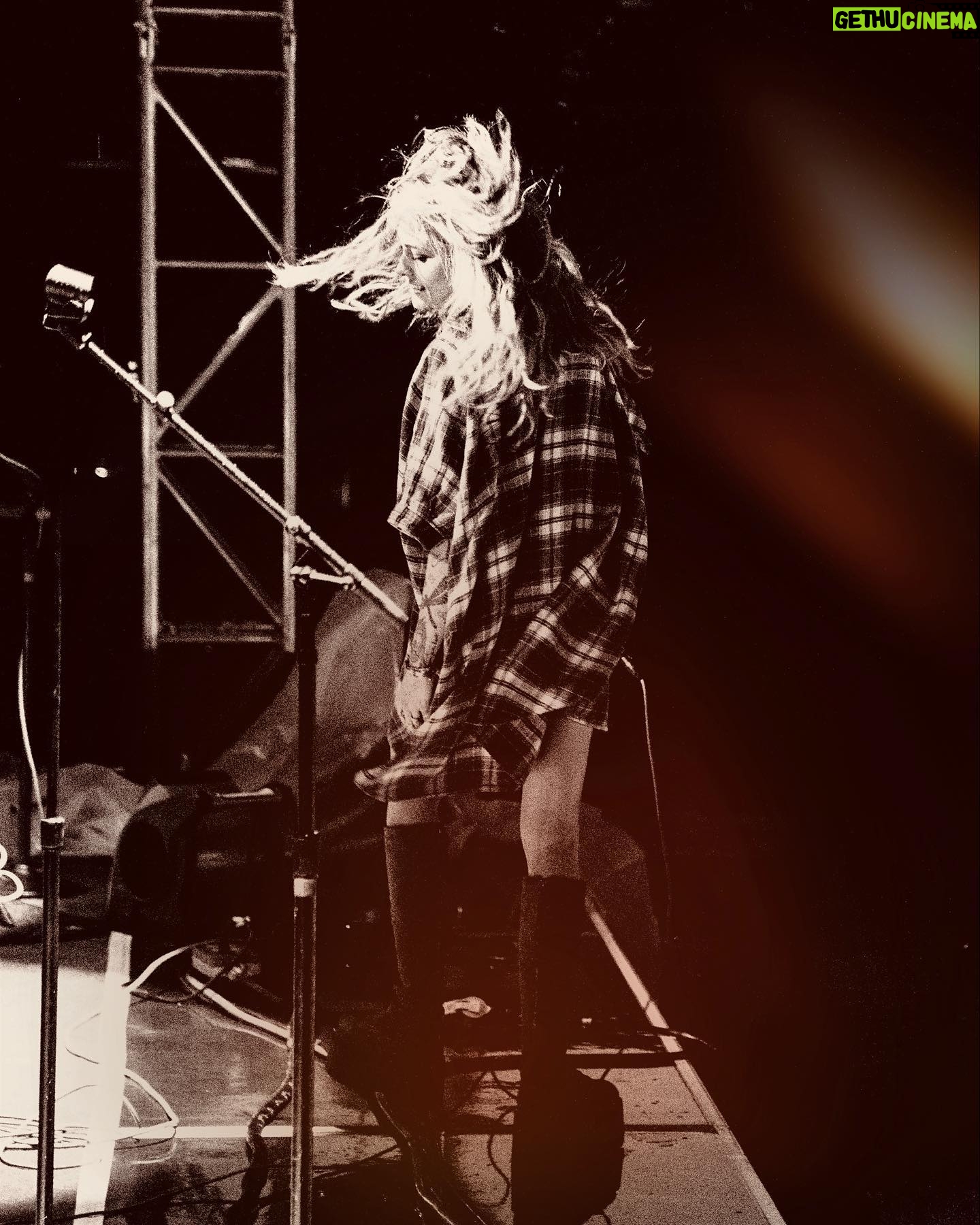 Paris Jackson Instagram - in the rain with @incubusofficial & @badflowermusic by @thesadpunk_