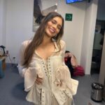 Daniela Calle Instagram - Primera vez cantando Dime en vivo en el Auditorio nacional en los KCA ❤️‍🔥🤯

2.orange carpet 
3.backstage feliz después de cantar
4.con mi partner in crime/love🏹 con una camisa que me hizo 🙈🙊 jaja 
5.antes de entrar al escenario👾
6.alfombra 2.0
7.backstage 2.0
8.sound check 👌🏼
9.getting ready   desorden 
10.por ultimo antes de salir con el que siempre me salva🙏🏼

Ahora me reporto alistándome para ir a ver a Taylor 🏹❤️‍🔥