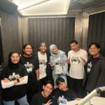 Erra Fazira Instagram - Bila kembali bersama team #duosinar ni.. rasa usia ditolak 20 😆😆 
Pakai pulak tshirt sepon dari @senitulen @i_am_fizz 
Thank you korang! .
.
Jangan lupa tune to @sinar_my .
#DUOSINAR bersama Erra Fazira dari jam 3pm-7pm .. 🥰🥰🥰