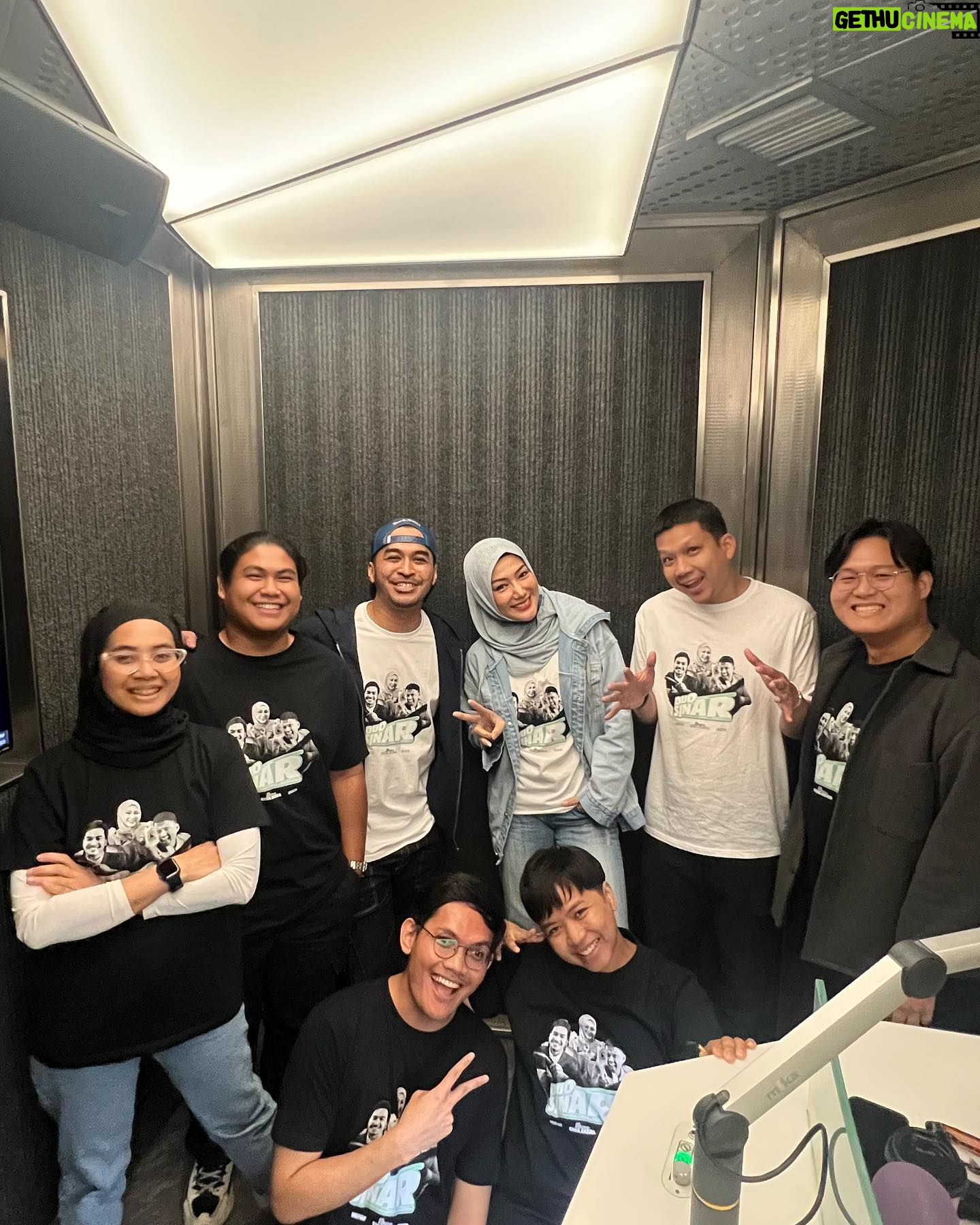 Erra Fazira Instagram - Bila kembali bersama team #duosinar ni.. rasa usia ditolak 20 😆😆
Pakai pulak tshirt sepon dari @senitulen @i_am_fizz
Thank you korang! .
.
Jangan lupa tune to @sinar_my .
#DUOSINAR bersama Erra Fazira dari jam 3pm-7pm .. 🥰🥰🥰