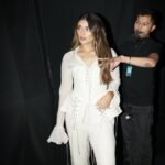 Daniela Calle Instagram - Primera vez cantando Dime en vivo en el Auditorio nacional en los KCA ❤️‍🔥🤯

2.orange carpet 
3.backstage feliz después de cantar
4.con mi partner in crime/love🏹 con una camisa que me hizo 🙈🙊 jaja 
5.antes de entrar al escenario👾
6.alfombra 2.0
7.backstage 2.0
8.sound check 👌🏼
9.getting ready   desorden 
10.por ultimo antes de salir con el que siempre me salva🙏🏼

Ahora me reporto alistándome para ir a ver a Taylor 🏹❤️‍🔥