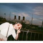 Minami Hamabe Instagram - 今年も焼肉の日を無事に迎えることができました🍋
22歳も楽しいことばかりで、ずっとずっと大笑いしていた気がします…
とはいえ反省することばかりですが、落ち込むべきときには深くまで考え、反省を活かしてより一層前を向いて進んで行こうと思います🍋
日頃よりあたたかく応援してくださっている皆様、本当にありがとうございます🍋

人間ドックを今年中に初受診することを私生活とお仕事を元気に過ごす為の目標とすることにいたしました🍋健康第一、
焼肉は、ユッケが一番好きです🍋
犬は、ポメラニアンが好みです🍋
チョコレートは冷蔵庫に入れるのが好きです🍋
浮腫はふくらはぎに全て溜まります🍋

『らんまん』が皆様に愛される作品となり何よりも幸せでございます🍋
最後までよろしくお願いいたします🍋

1枚目は『らんまん』菊くらべで登場していた大輪の菊たち
2枚目は前後にしっかり除菌した壁に溶ける寿恵子
3枚目は東宝カレンダー
4枚目5枚目は、フォルダに入っていた、いい写真