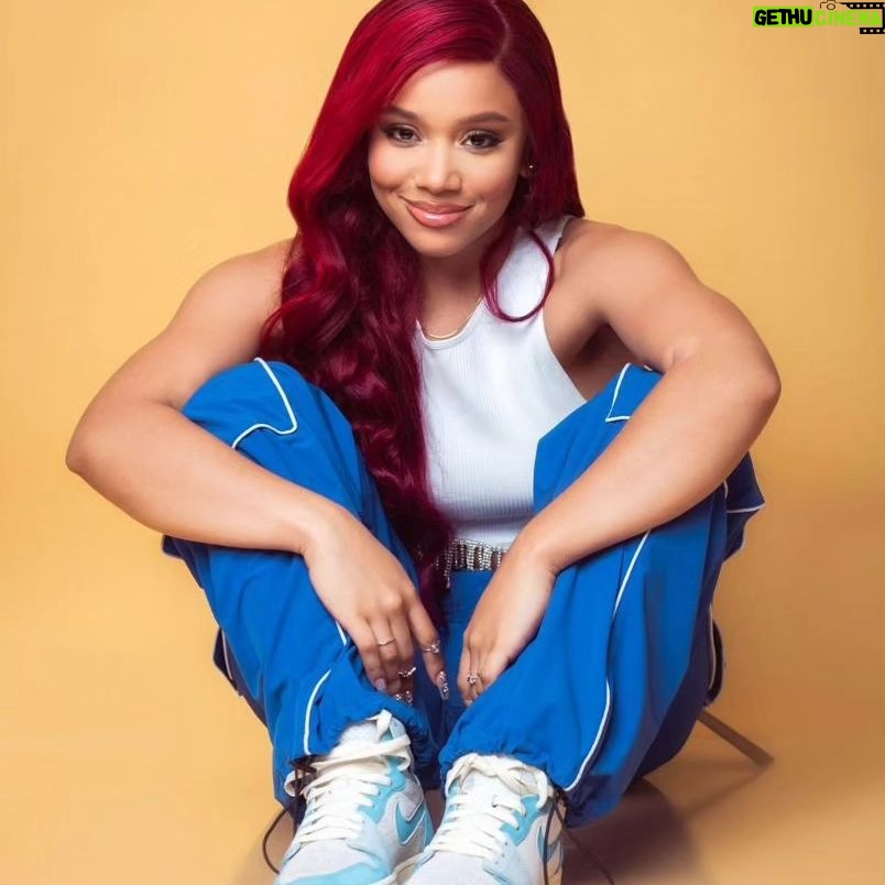 Chelsy García Instagram - Air Jordan 1
El acento de inspiración universitaria envuelve prácticamente todo, con superposiciones de gamuza en los talones, los dedos de los pies, los tirantes y el Swoosh recortado.
Por otra parte, un azul helado cubre la puntera, así como las solapas del cuello y el icónico logo angelical de bola y alas, con una entresuela envejecida de aspecto vintage debajo.
Sizes disponibles
7 al 10 Women's
@chelsybautista5 🔥