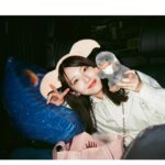 Minami Hamabe Instagram - 今年も焼肉の日を無事に迎えることができました🍋
22歳も楽しいことばかりで、ずっとずっと大笑いしていた気がします…
とはいえ反省することばかりですが、落ち込むべきときには深くまで考え、反省を活かしてより一層前を向いて進んで行こうと思います🍋
日頃よりあたたかく応援してくださっている皆様、本当にありがとうございます🍋

人間ドックを今年中に初受診することを私生活とお仕事を元気に過ごす為の目標とすることにいたしました🍋健康第一、
焼肉は、ユッケが一番好きです🍋
犬は、ポメラニアンが好みです🍋
チョコレートは冷蔵庫に入れるのが好きです🍋
浮腫はふくらはぎに全て溜まります🍋

『らんまん』が皆様に愛される作品となり何よりも幸せでございます🍋
最後までよろしくお願いいたします🍋

1枚目は『らんまん』菊くらべで登場していた大輪の菊たち
2枚目は前後にしっかり除菌した壁に溶ける寿恵子
3枚目は東宝カレンダー
4枚目5枚目は、フォルダに入っていた、いい写真