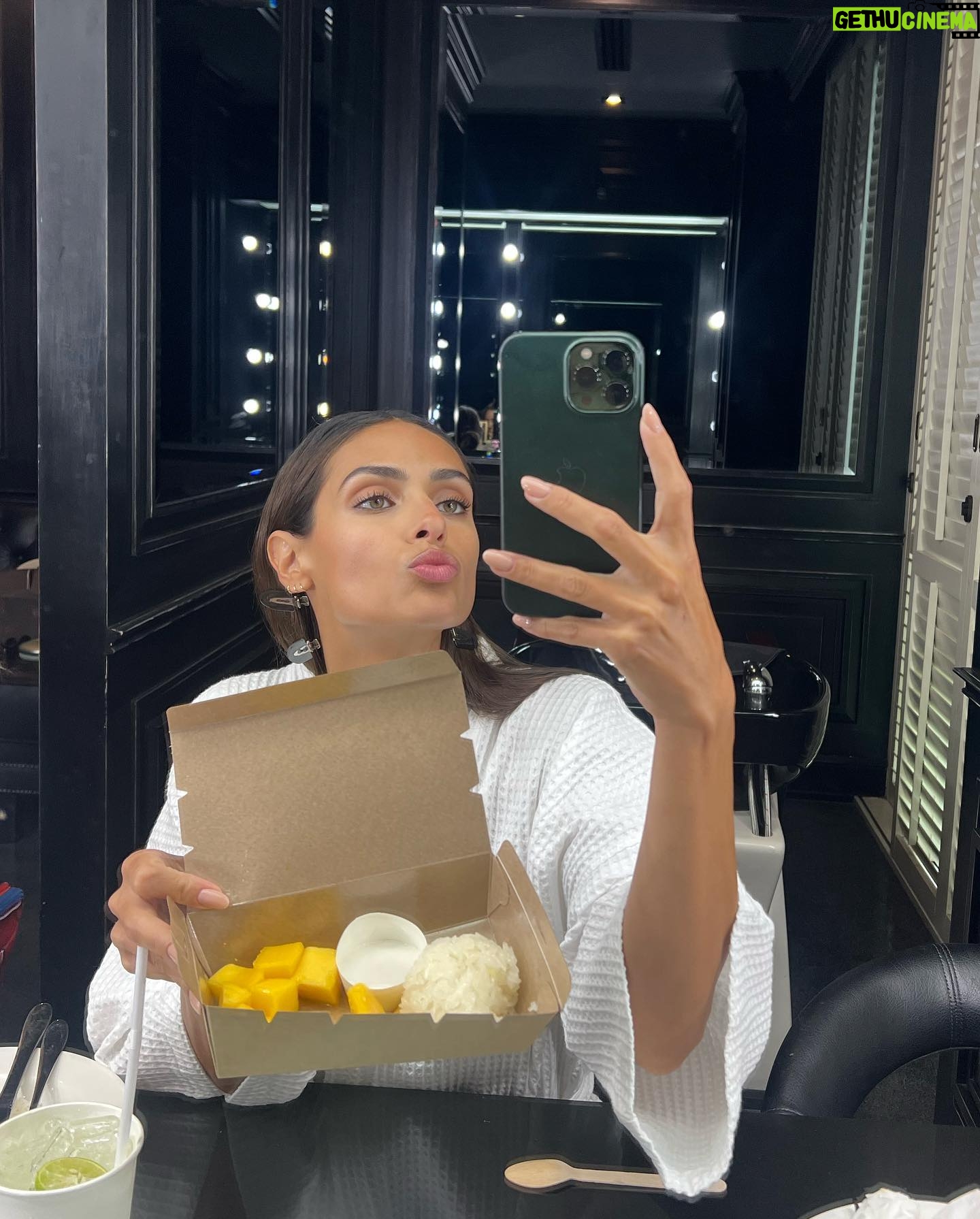 Renata Notni Instagram - Lately 🥭🍚
1/2. Ladies night out.
3. Celebrando @thisisabouthumanity
4. Volamos a Tailandia por 72 hrs.
5. Litros de cafe porque jet lag.
6. Me comí todo el Mango sticky rice existente en Bangkok.
7. Me fui a Mex a ver a los amores de mi vida.
8. chile en Nogada mi amor (obveeoo)
9. She’s a Rockstar