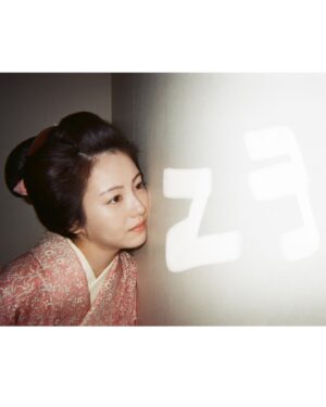 Minami Hamabe Instagram - 今年も焼肉の日を無事に迎えることができました🍋
22歳も楽しいことばかりで、ずっとずっと大笑いしていた気がします…
とはいえ反省することばかりですが、落ち込むべきときには深くまで考え、反省を活かしてより一層前を向いて進んで行こうと思います🍋
日頃よりあたたかく応援してくださっている皆様、本当にありがとうございます🍋

人間ドックを今年中に初受診することを私生活とお仕事を元気に過ごす為の目標とすることにいたしました🍋健康第一、
焼肉は、ユッケが一番好きです🍋
犬は、ポメラニアンが好みです🍋
チョコレートは冷蔵庫に入れるのが好きです🍋
浮腫はふくらはぎに全て溜まります🍋

『らんまん』が皆様に愛される作品となり何よりも幸せでございます🍋
最後までよろしくお願いいたします🍋

1枚目は『らんまん』菊くらべで登場していた大輪の菊たち
2枚目は前後にしっかり除菌した壁に溶ける寿恵子
3枚目は東宝カレンダー
4枚目5枚目は、フォルダに入っていた、いい写真