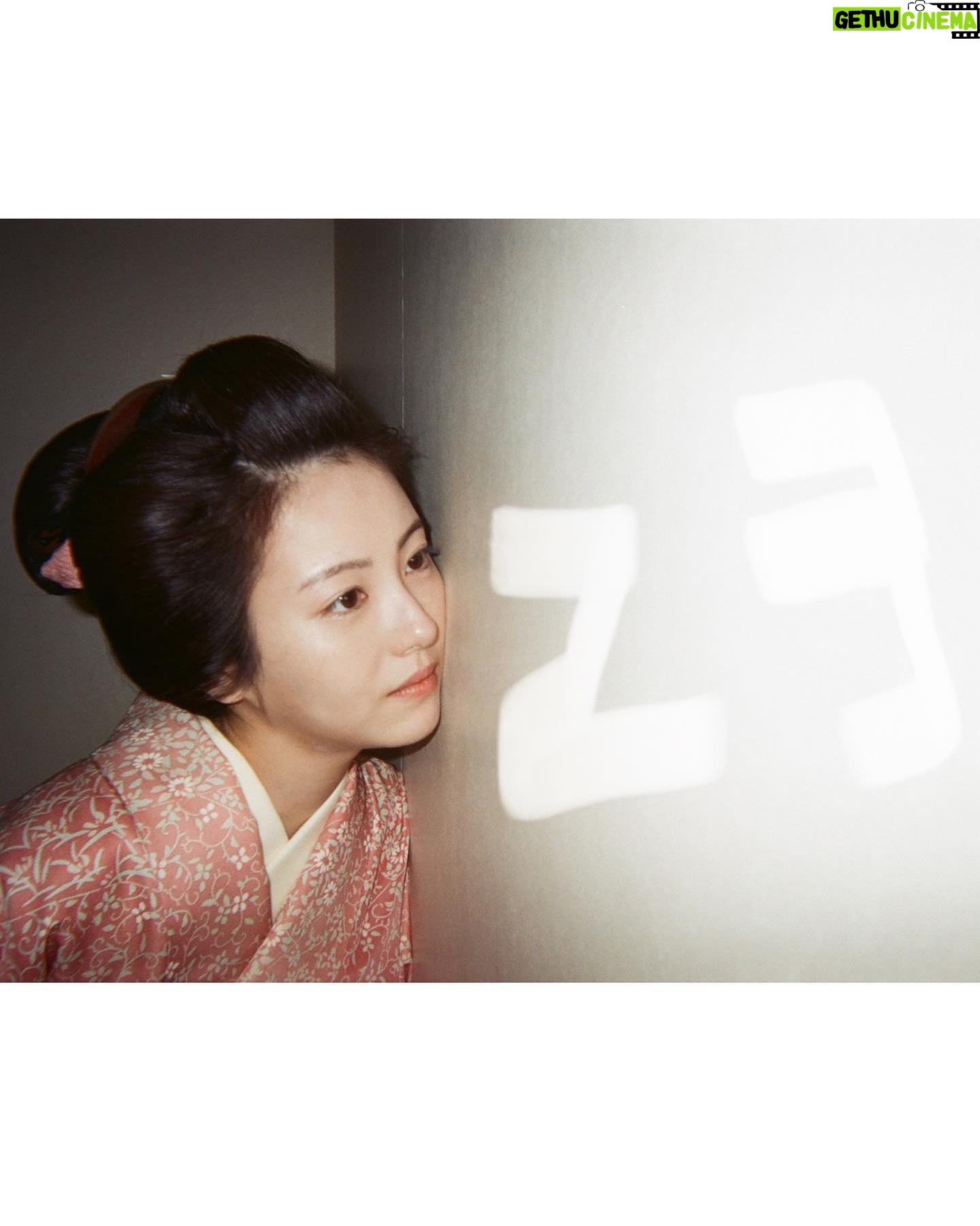 Minami Hamabe - 179K Likes - 今年も焼肉の日を無事に迎えることができました🍋
22歳も楽しいことばかりで、ずっとずっと大笑いしていた気がします…
とはいえ反省することばかりですが、落ち込むべきときには深くまで考え、反省を活かしてより一層前を向いて進んで行こうと思います🍋
日頃よりあたたかく応援してくださっている皆様、本当にありがとうございます🍋
人間ドックを今年中に初受診することを私生活とお仕事を元気に過ごす為の目標とすることにいたしました🍋健康第一、
焼肉は、ユッケが一番好きです🍋
犬は、ポメラニアンが好みです🍋
チョコレートは冷蔵庫に入れるのが好きです🍋
浮腫はふくらはぎに全て溜まります🍋
『らんまん』が皆様に愛される作品となり何よりも幸せでございます🍋
最後までよろしくお願いいたします🍋
1枚目は『らんまん』菊くらべで登場していた大輪の菊たち
2枚目は前後にしっかり除菌した壁に溶ける寿恵子
3枚目は東宝カレンダー
4枚目5枚目は、フォルダに入っていた、いい写真