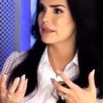 Scarlet Ortiz Instagram - La bellísima @ortizscarlet se sienta conmigo en una maravillosa conversación que no te puedes perder, este DOMINGO 9 pm por @televentv En el camino de la vida, la autoestima es el combustible que nos impulsa a seguir adelante. Hoy doy gracias por el amor y respeto que tengo hacia mí mismo. 💖🙌 #Autoestima #Gratitud #carlosmesber #scarletortiz #autoestima #amor @yovivoenelamor