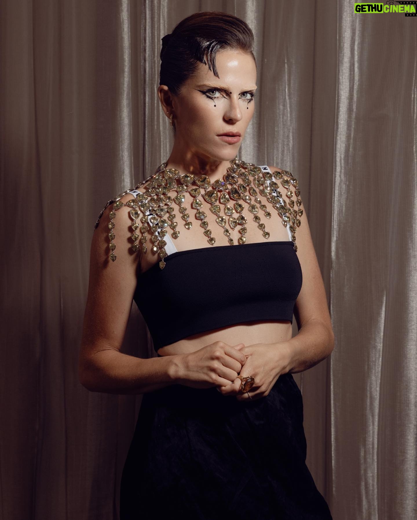Karla Souza Instagram - En la presentación de Extravagant Wonder de @swarovski
Runway piece @swarovski
Look @dior
Stylist @danireyesoficial
Makeup @salvadorgonzalezmakeup
Hair @ernestovargashair
PR @el_lanco @anacarime
Photos @alexsalinasg