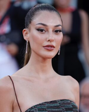 Dilan Çiçek Deniz Instagram - Thanks to my @armanibeauty fam for another amazing experience 🌹

 #Venezia80 #Armanibeauty #Armanimakeup