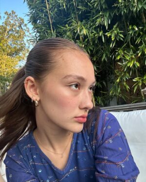 Lola Tung Instagram - ❤️🌹🌌🪻