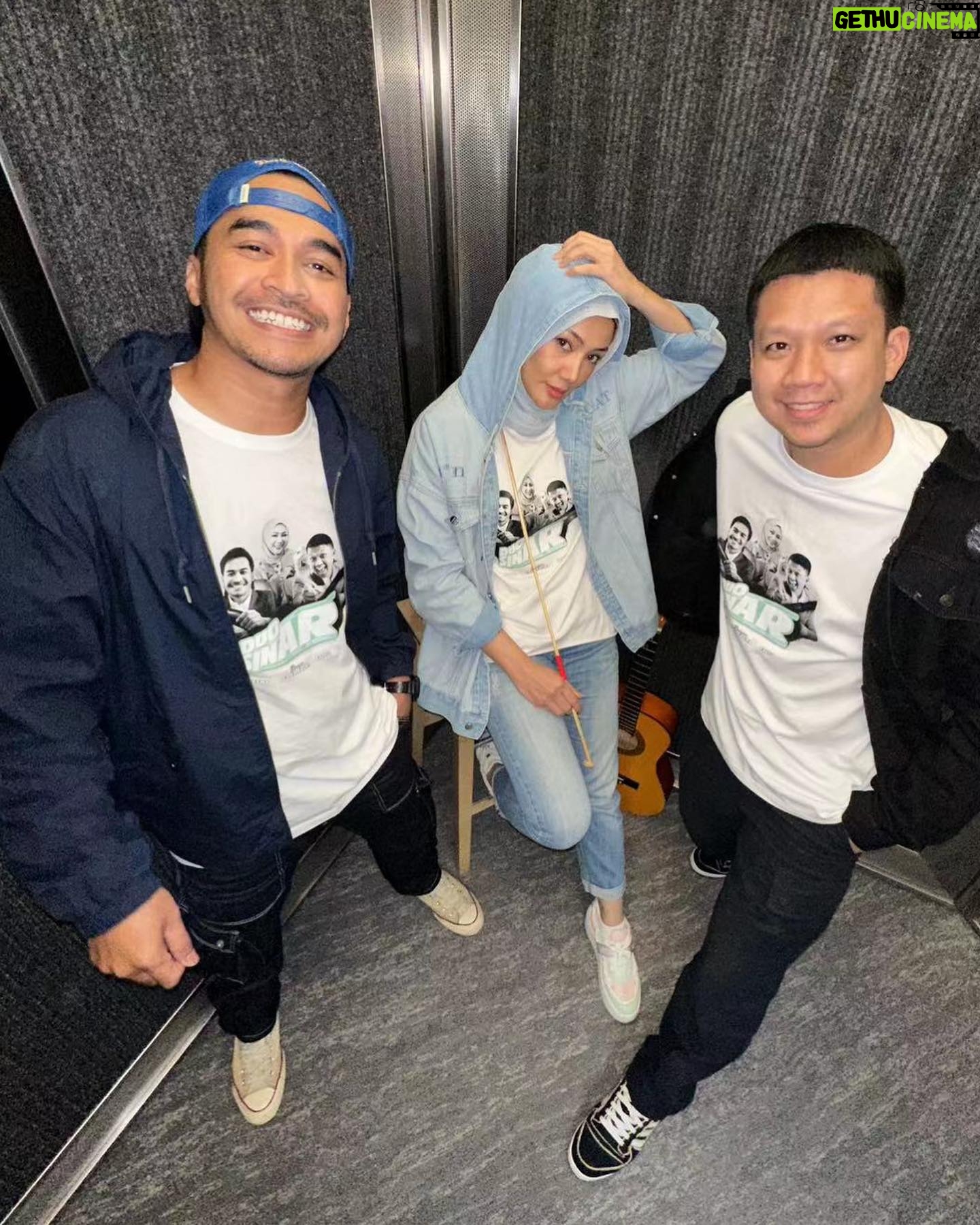 Erra Fazira Instagram - Bila kembali bersama team #duosinar ni.. rasa usia ditolak 20 😆😆
Pakai pulak tshirt sepon dari @senitulen @i_am_fizz
Thank you korang! .
.
Jangan lupa tune to @sinar_my .
#DUOSINAR bersama Erra Fazira dari jam 3pm-7pm .. 🥰🥰🥰