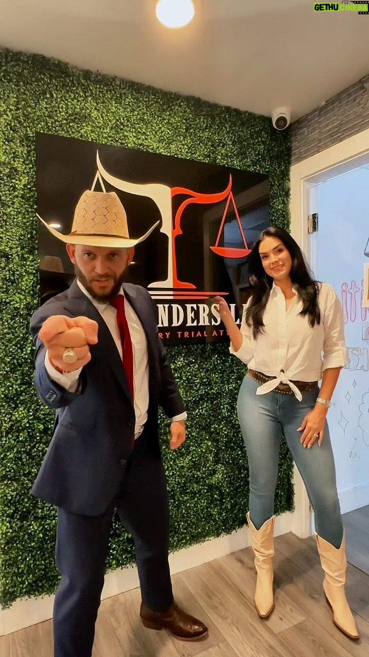 Scarlet Ortiz Instagram - Tenemos a @robertdominguez en Texas y en Miami 🥳🙌🏻 Ante un accidente la mejor manera de cuidarte es llamando a tu abogado y aquí tienes al mejor @robertdominguez #texas #miami #accident #accidente #accidentedetránsito #accidentelaboral #abogado #abogadodeaccidentes #attorney #accidentattorney #robertdominguez