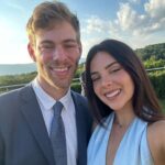 Sheryl Rubio Instagram – Recap de este fin de semana:
1 foto que tomó luky en la boda que fuimos 
2 foto de la espalda del vestido 🫣 porque me sentía la más 
3 selfie de los dos porque nos daba pena pedirle a alguien que nos tomara una foto 
4 fuimos a un parque de arte y lo caminamos entero 
5 foto en la naturaleza porque ya en un par de meses esto estará seco :( ❄️ 
6 Luke intentando impresionarme con sus habilidades de video 🥹
7 selfie otra vez porque que pena molestar a la gente 🫣
8 fuimos a hacer hiking con Greti 
9 Greti y mi luky lukyyy
10 los novios más lindos 🫶🏻