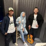 Erra Fazira Instagram - Bila kembali bersama team #duosinar ni.. rasa usia ditolak 20 😆😆 
Pakai pulak tshirt sepon dari @senitulen @i_am_fizz 
Thank you korang! .
.
Jangan lupa tune to @sinar_my .
#DUOSINAR bersama Erra Fazira dari jam 3pm-7pm .. 🥰🥰🥰