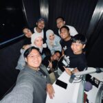 Erra Fazira Instagram - Bila kembali bersama team #duosinar ni.. rasa usia ditolak 20 😆😆 
Pakai pulak tshirt sepon dari @senitulen @i_am_fizz 
Thank you korang! .
.
Jangan lupa tune to @sinar_my .
#DUOSINAR bersama Erra Fazira dari jam 3pm-7pm .. 🥰🥰🥰