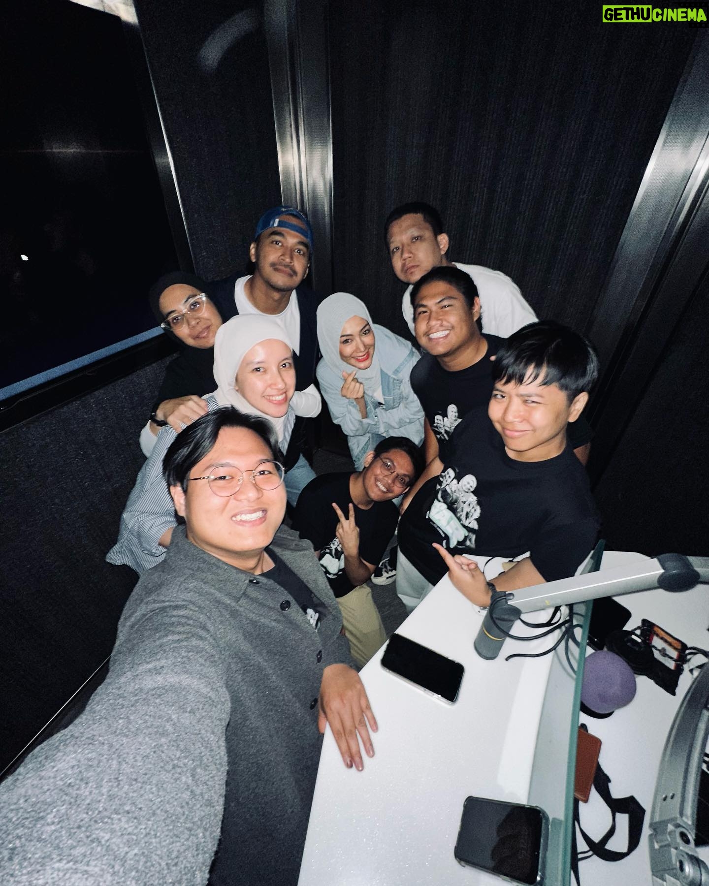 Erra Fazira Instagram - Bila kembali bersama team #duosinar ni.. rasa usia ditolak 20 😆😆
Pakai pulak tshirt sepon dari @senitulen @i_am_fizz
Thank you korang! .
.
Jangan lupa tune to @sinar_my .
#DUOSINAR bersama Erra Fazira dari jam 3pm-7pm .. 🥰🥰🥰