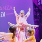 Jésica Cirio Instagram – Así fue la primera competencia de danza de Chloe en @competenciaflaviomendoza 🩰🙌🏻 donde participó junto a @estudioproyectosc y su profe @camiservia 😍💃🏻
Su día arrancó muy temprano, peinando y maquillándose. 💆🏼♀️ ¡Su carita cuando entramos al teatro! 🥹 Más allá del resultado, disfrutó muchísimo esta experiencia. Fue un día hermoso en el que aprendió que, con esfuerzo, dedicación y trabajo en equipo las cosas se logran más fácil. ☺️🫶🏻
Para mi como mamá es un orgullo verla hacer lo que ama y poder acompañarla en ese camino. ❤️