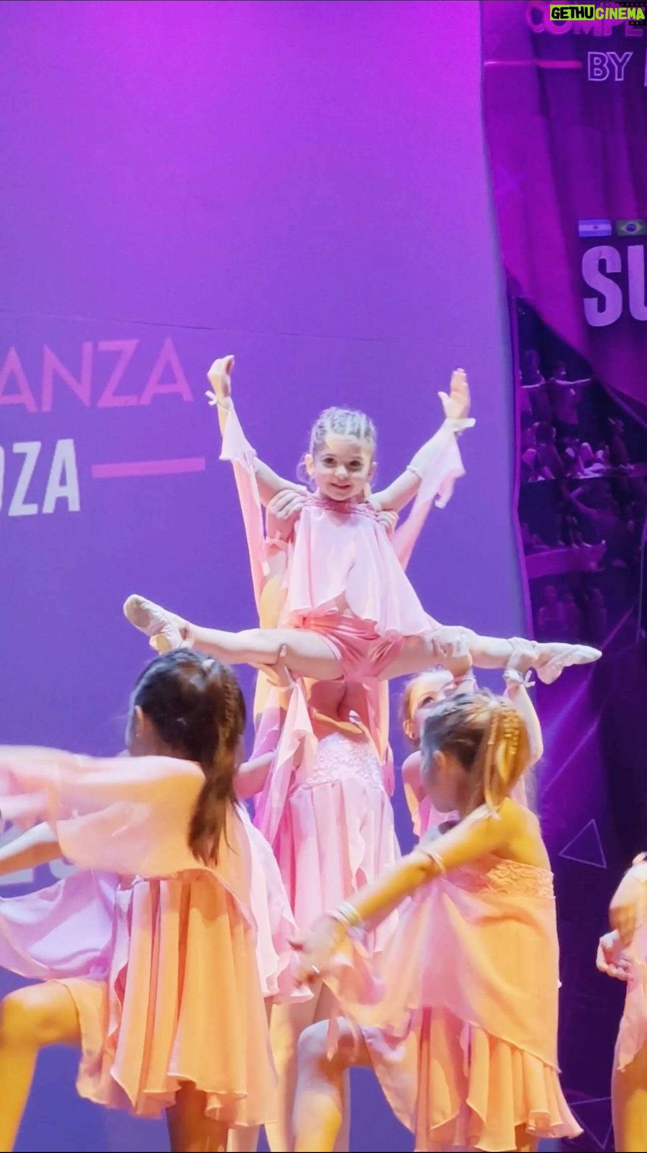 Jésica Cirio Instagram - Así fue la primera competencia de danza de Chloe en @competenciaflaviomendoza 🩰🙌🏻 donde participó junto a @estudioproyectosc y su profe @camiservia 😍💃🏻
Su día arrancó muy temprano, peinando y maquillándose. 💆🏼♀️ ¡Su carita cuando entramos al teatro! 🥹 Más allá del resultado, disfrutó muchísimo esta experiencia. Fue un día hermoso en el que aprendió que, con esfuerzo, dedicación y trabajo en equipo las cosas se logran más fácil. ☺️🫶🏻
Para mi como mamá es un orgullo verla hacer lo que ama y poder acompañarla en ese camino. ❤️