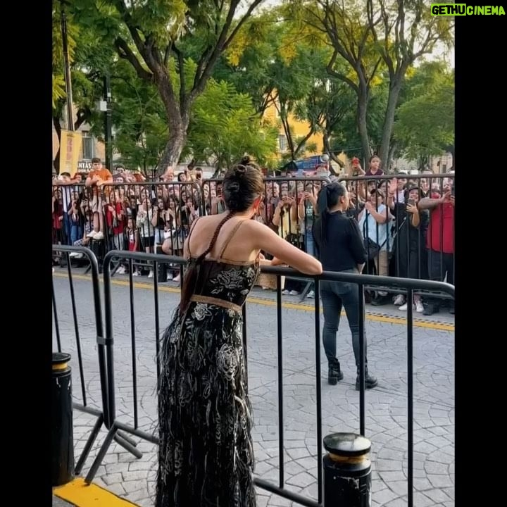 Karla Souza Instagram - Hacer cine me dió oxigeno cuando sentía que me ahogaba.
Hacer cine me cuestiona, me afronta, y me hace dudar de lo que creo saber con certeza.
El cine no me deja mentir y me forza a vivir en el presente en un mundo que lleva prisa.
El cine me dió un arma con la cual defenderme.
Gracias @academiacinemx por no dejar que la celebración a nuestro cine muriera este año. Felicidades por sus 65 años!
Look @dolcegabbana
Jewelry @cartier
Stylist @danireyesoficial
Makeup @salvadorgonzalezmakeup
Hair @ernestovargas_hair
Photos @ivanrizophoto