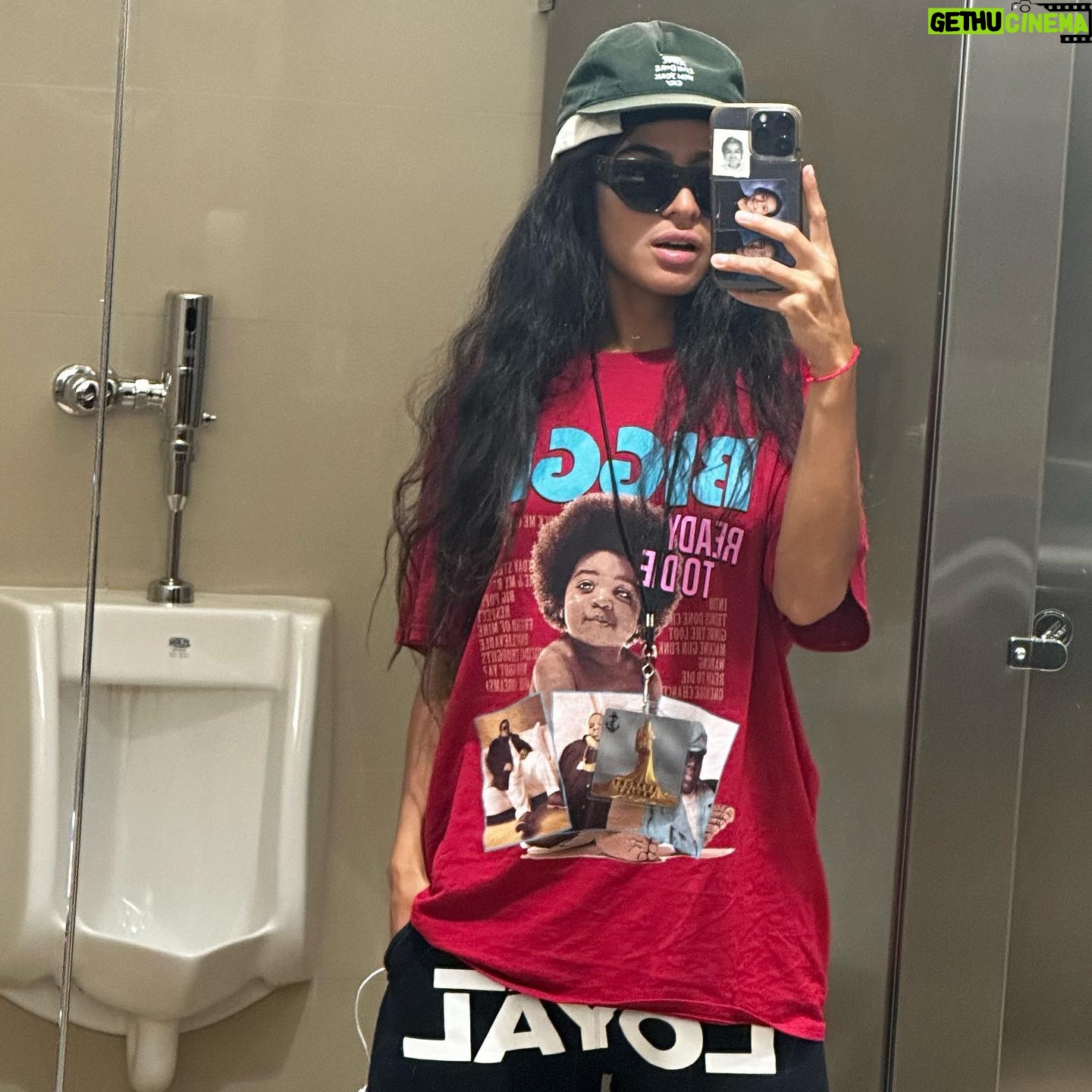 Jessie Reyez Instagram - I didn’t stop at the top of the cliff to look over it and get scared. It’s my 1,2,3 trick. I commit to three regardless of fear. And that’s how I get things done that might make me nervous.. most of the time