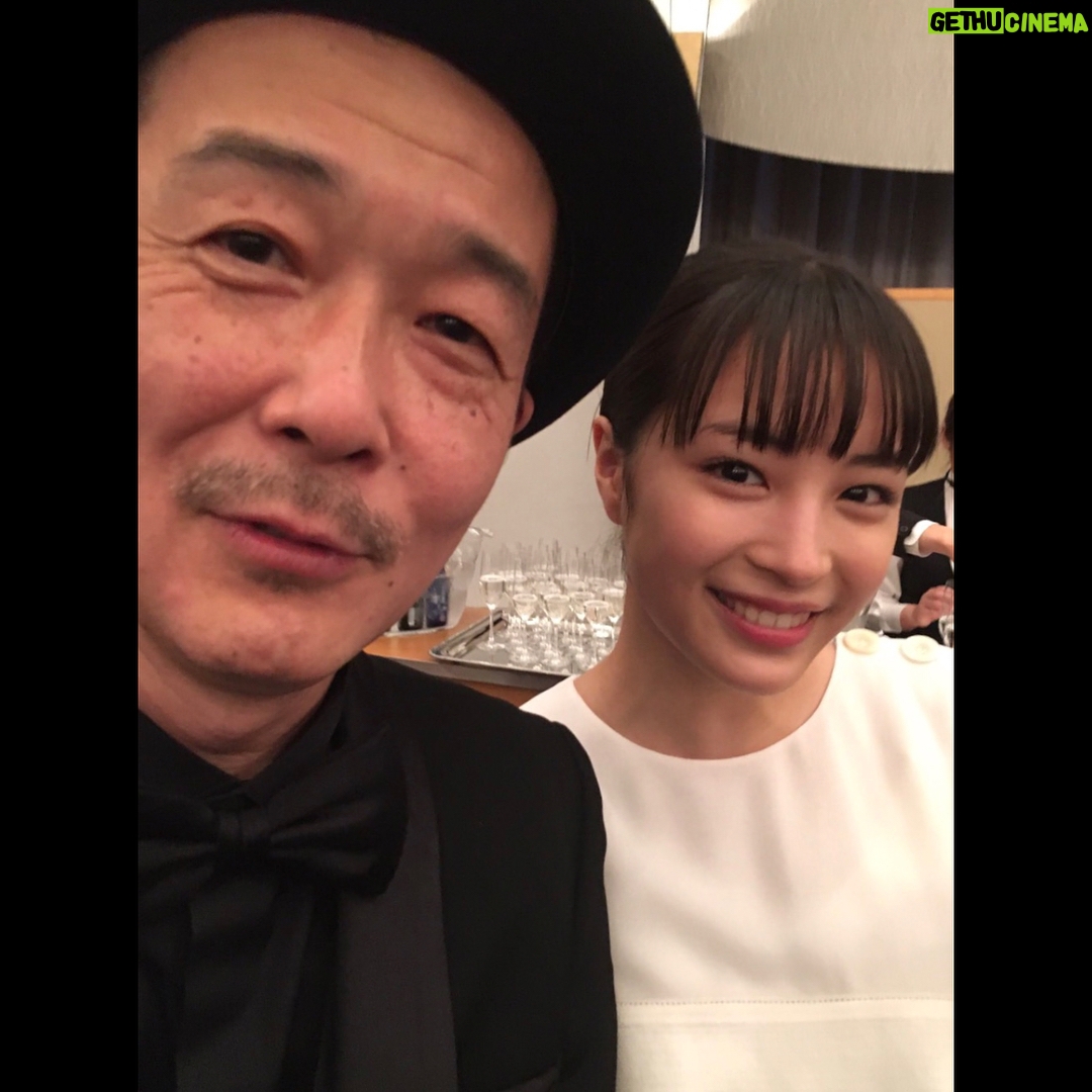 Suzu Hirose Instagram - リリーさん
是枝さんと同じ感覚で、んー、そう、お父さんです笑
2枚目のはね、2年?前?のアカデミー賞の時にね、あ、だからSUNNYの撮影の1年くらい前に、たまたま打ち上げかなんかの時に大根監督が撮ってくださってたものを発見した
#SUNNY強い気持ち強い愛