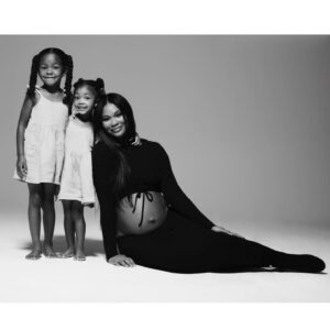Chanel Iman Instagram - My daughters visited me at work and literally jumped on set and killed it in three frames 🥰 
Thanks you @bumpsuit for capturing the unexpected precious moments ❤️ #bumpsuiticon