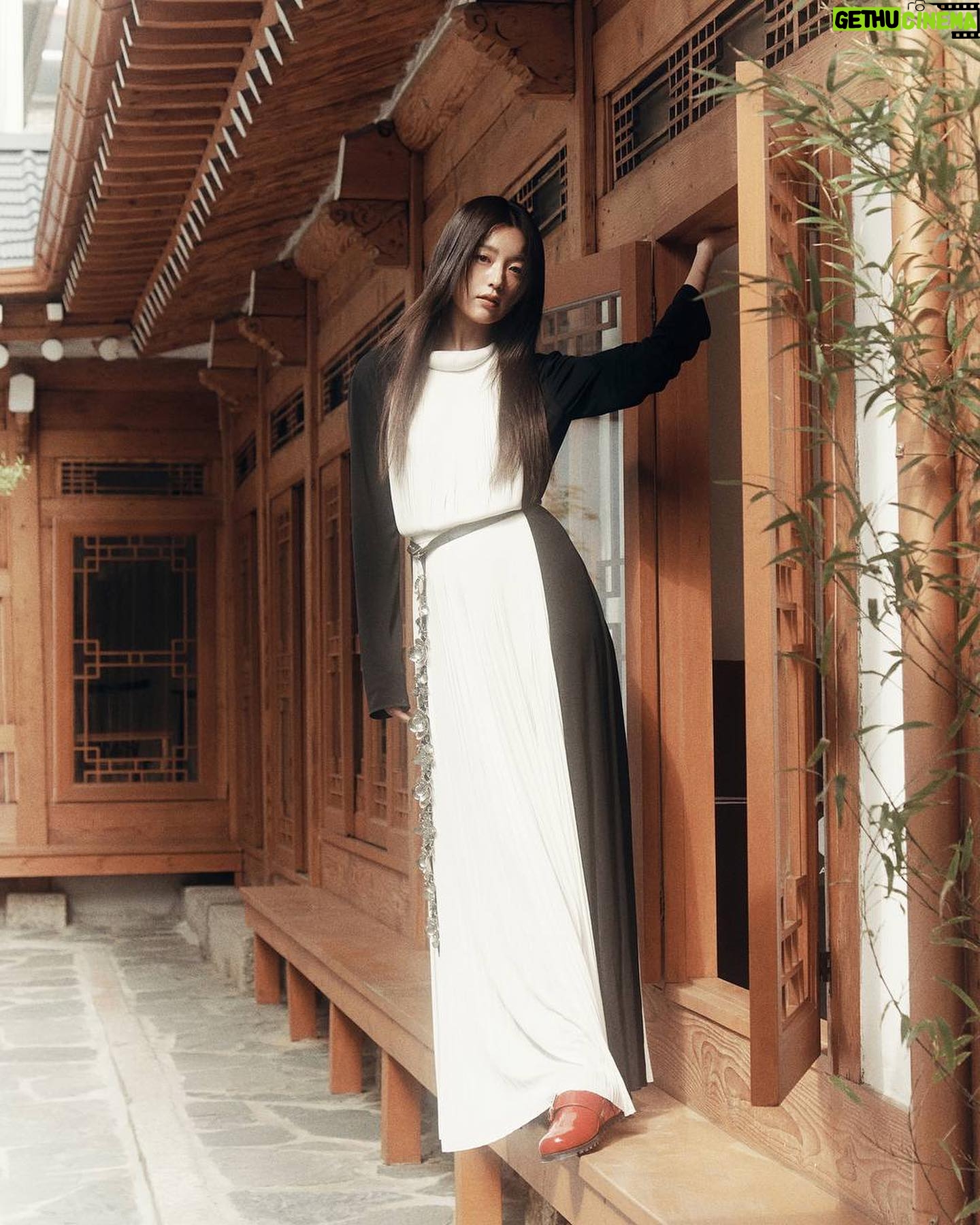Han Hyo-joo Instagram - @icon.magazin
@louisvuitton
@hanhyojoo222
@keemsinae
